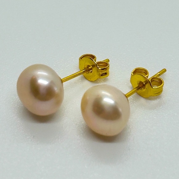 Pink 8mm Freshwater Pearl Gold Plated Stud Earrings - Picture 1 of 7